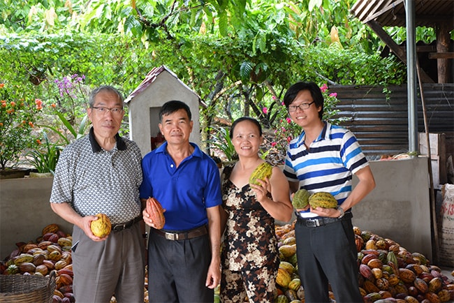 ベトナムの現地農家の方々と
