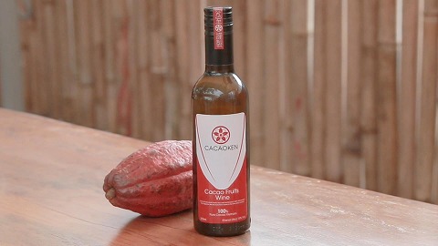 カカオ生産国ならではの、カカオパルプ（カカオ果肉）から作ったワインやシロップも製造しています。フレッシュなカカオパルプからしか作れないので、カカオ農園ならではの商品です。
